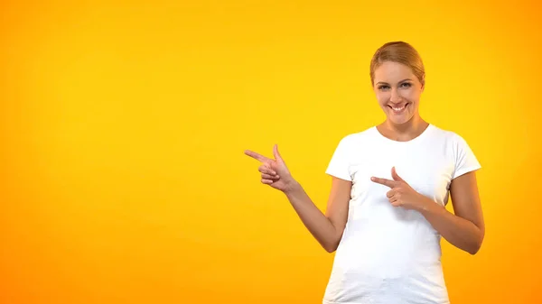 Attraktive Weibliche Zeigefinger Auf Orangefarbenem Hintergrund Vorlage Präsentation — Stockfoto