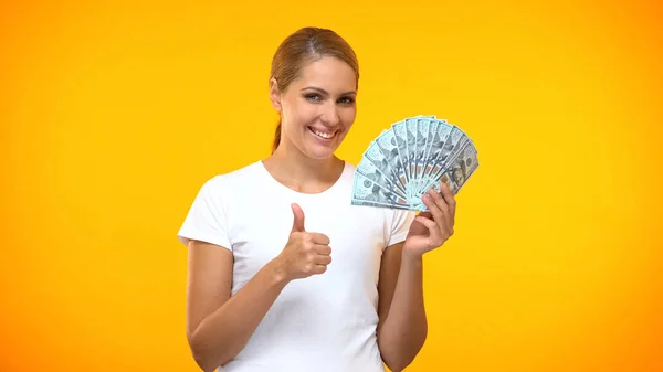Neşeli Kadın Elinde Dolar Tutarak Başparmak Gösteren Iyi Ücretli Kar — Stok fotoğraf