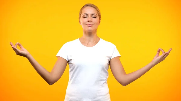 Ontspannen Vrouw Mediteren Heldere Achtergrond Yoga Technieken Concentratie — Stockfoto