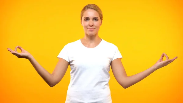Beyaz Tişörtlü Beyaz Kadın Yoga Rahatlama Teknikleri Uyum Uyguluyor — Stok fotoğraf