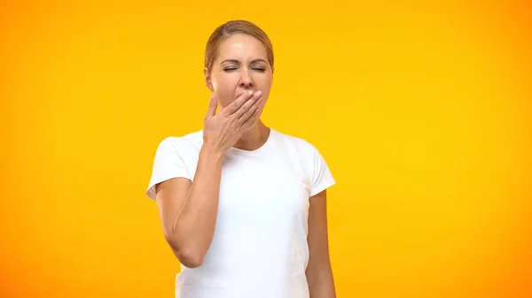 Femme Endormie Shirt Blanc Bâillant Sentant Ennuyée Paresseuse Fatiguée — Photo