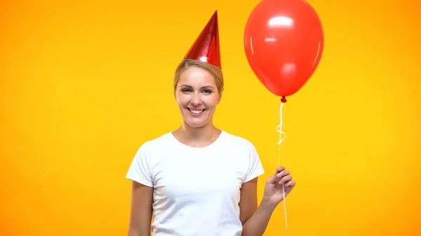 Fröhliche Dame Party Horn Hält Roten Luftballon Auf Hellem Hintergrund — Stockfoto