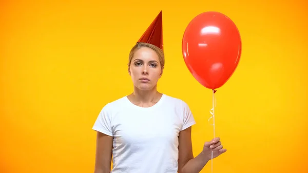 Mujer Trastornada Con Globo Rojo Mano Sentirse Sola Fiesta Cumpleaños —  Fotos de Stock