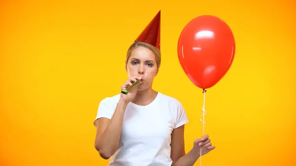 風船を持つ騒音メーカーを吹く悲しい大人の女性 誕生日パーティーで悪い気分 — ストック写真