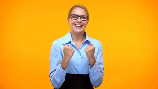 Aufgeregte Geschäftsfrau Zeigt Erfolgsgeste Orangefarbenen Hintergrund Karriereziel — Stockfoto