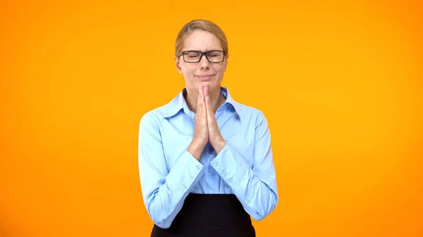 Jonge Vrouw Pak Bidden Oranje Achtergrond Maken Wens Werk Verwachting — Stockfoto