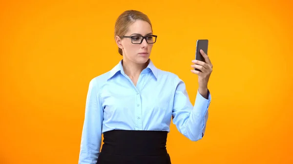 Weiblicher Chefanzug Mit Smartphone Online Konferenzanwendung Technologie — Stockfoto