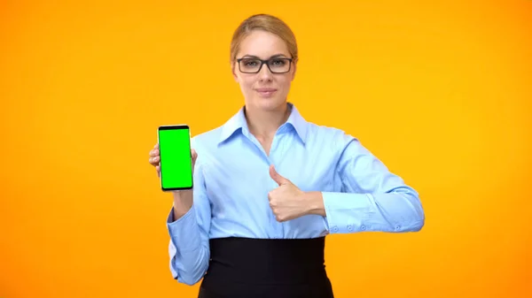 Yeşil Ekranlı Akıllı Telefonu Tutan Başparmakları Gösteren Kadın Şirket Çalışanı — Stok fotoğraf