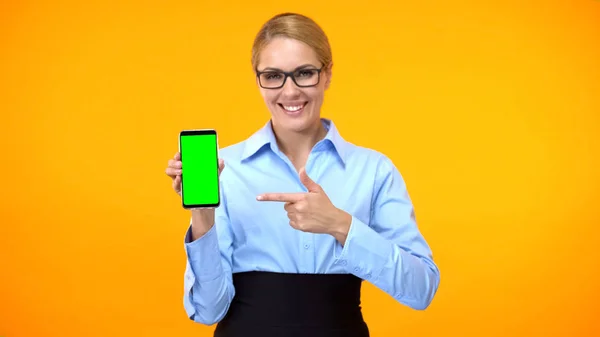 Mujer Negocios Señalando Dedo Teléfono Inteligente Pantalla Verde Aplicación Conferencia —  Fotos de Stock