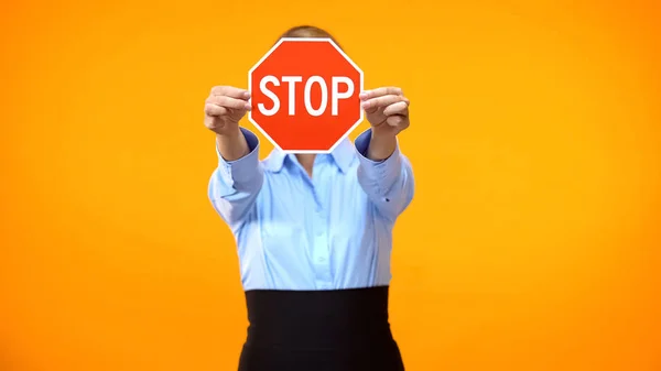 Vrouwelijke Manager Met Rood Stopbord Gelijke Rechten Het Bedrijfsleven Beperking — Stockfoto