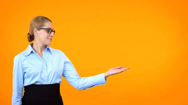 Atractivas Gafas Señora Presentando Plantilla Fondo Naranja Anuncio —  Fotos de Stock