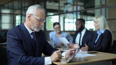 Mutlu erkek patron tablet raporu okuma, şirket sonuçları, iş memnun