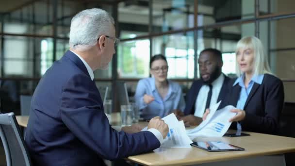 Manlig företagsledare smäller hand bord känsla trött på att skrika kollegor — Stockvideo