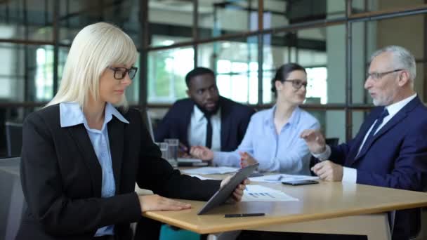 Mujer de negocios feliz soñando en la oficina celebración de la tableta, inspiración de trabajo, deseo — Vídeos de Stock