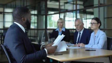 Kızgın patron şirket çalışanlarını azarlayan kağıtları çöpe atıyor, iş hatası hatası