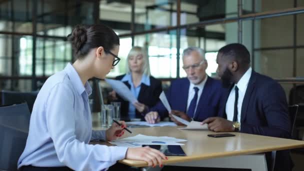 Sad Female Manager uitziende venster tijdens Office Meeting, Workload vermoeidheid — Stockvideo