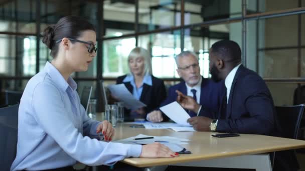 Irritated company worker feeling headache suffering loud arguing colleagues — Stock Video