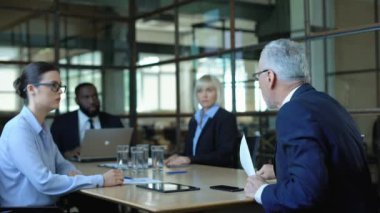 Kızgın olgun patron iş sonuçları, öfkeli işveren ile mutsuz yöneticileri bağırarak