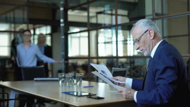 Mannelijk bedrijf directeur startende teamvergadering in kantoor, bespreken verkoopresultaten — Stockvideo