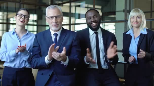 Multietnisk grupp av affärsfolk applåderar söker kamera, Grattis — Stockvideo