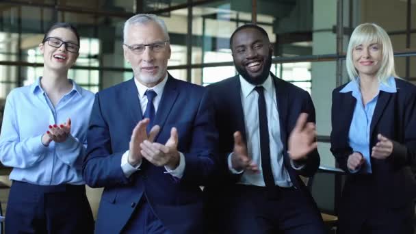 Gruppo multietnico di uomini d'affari che applaudono alla telecamera, congratulazioni — Video Stock