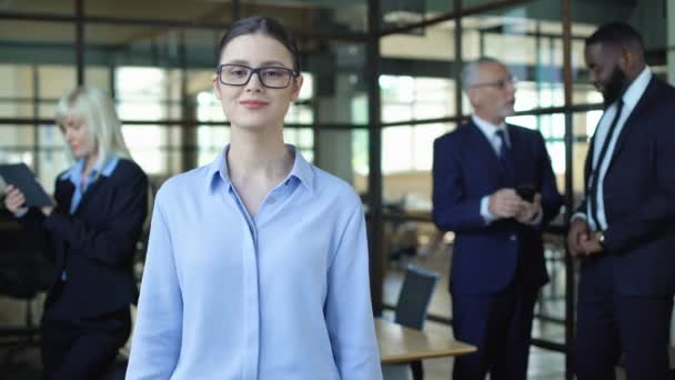 Kvalificerade kvinnliga analytiker fällbara armar leende kamera, affärs karriär, arbete — Stockvideo