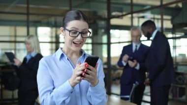 Mutlu şirket çalışanı evet jest akıllı telefon mesajı okuma gösteren, başarı