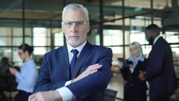 Takım elbiseli yaşlı adam kamera, iş lideri, şirket kariyeri görünümlü — Stok video