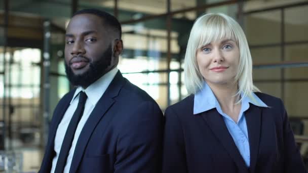 Uomo africano e donna caucasica in giacca e cravatta braccia pieghevoli, manager professionisti — Video Stock