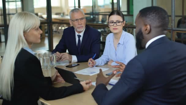 Unternehmensmanager diskutieren Vereinbarung im Besprechungsraum, Geschäftsverhandlungstipps — Stockvideo