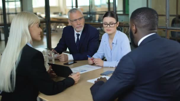 Lavoratori d'ufficio che negoziano in sala riunioni, offerta d'affari, accordo di partenariato — Video Stock