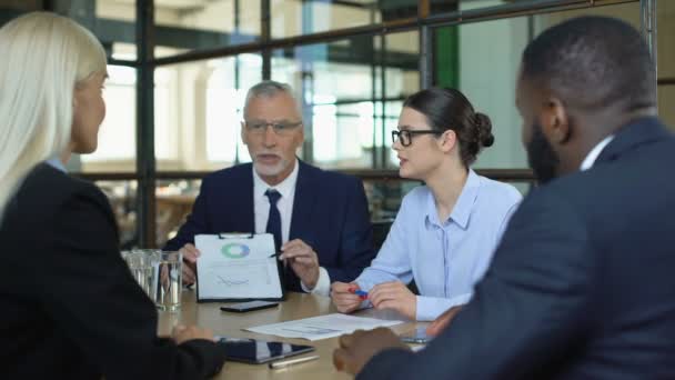 Kontorsanställda som gör presentationen av nya investeringsprojekt visar diagram — Stockvideo