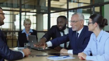 İş adamları bir araya gelerek, takım çalışması jesti, iş birliği bağlantısı