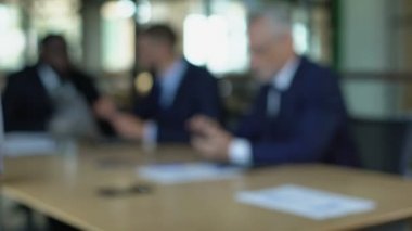 Takım elbiseli iki kadın el sıkışırken, iş anlaşması onayı, proje işbirliği