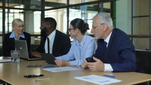 Bedrijfs collega's bespreken nieuws zittend Office tafel samen, teamwork — Stockvideo