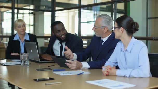 Parceiros de escritório multirracial celebrando boas notícias, lançamento de aplicativos de negócios, sucesso — Vídeo de Stock