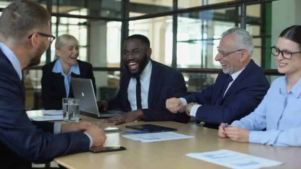 Empleados multirraciales bromeando y riendo juntos, ambiente de oficina amigable — Vídeos de Stock