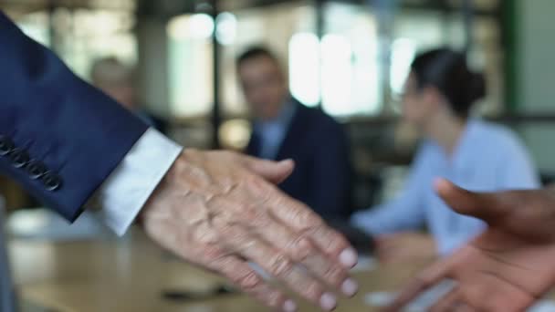 Zwei Männer im Anzug beim Händeschütteln, Zustimmung zur Vereinbarung, Partnerschaftsvertrag, Karriere — Stockvideo