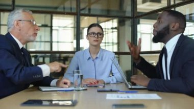 İş arkadaşları bağırıyor acı ofiste meditasyon sinirli iş kadını