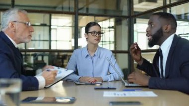 Kadın yönetici işçi ofisi, uyuşmazlık çözümü savunarak dur işareti gösteren