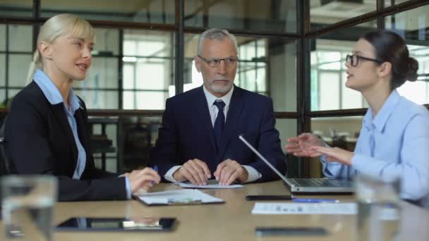 Reifer Mann meditiert im Büro müde von schreienden Kollegen, reduziert Stress — Stockvideo