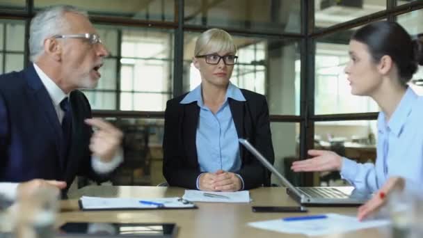 Femme d'affaires ne montrant aucun geste d'idée, collègues émotionnels criant dans le bureau — Video