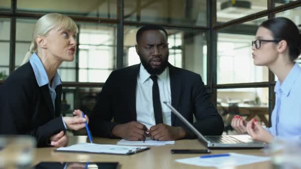 Meditating businessman in office feeling tired of shouting female conflicts — Stock Video