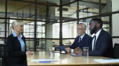 Kadın iş adayı işveren soruları müdür işe ofis müdürü cevap