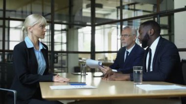 Vasıfsız kadın adayı reddeden erkek yöneticilerle görüşme, iş