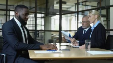 Şirket işverenlerafro-Amerikan adam, işsizlik sorunu işe reddederek