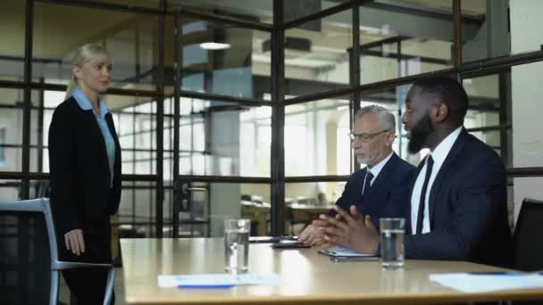 Twee zakenlieden die vrouwelijke sollicitanten interviewen, bedrijfs werk, werk — Stockvideo