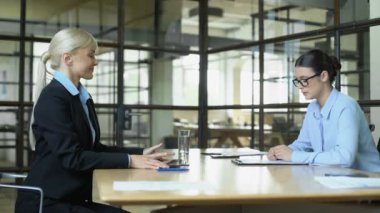 Kadın patron iş anlaşması, ortaklık onaylayan genç yönetici nin elini sallayarak