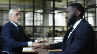 Mutlu erkek yönetici patron el sallayarak, promosyon başarı, iş başarısı kariyer