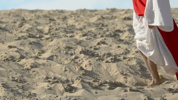 Jésus souriant dans le désert tombant à genoux, levant la main au ciel, priant Dieu — Video